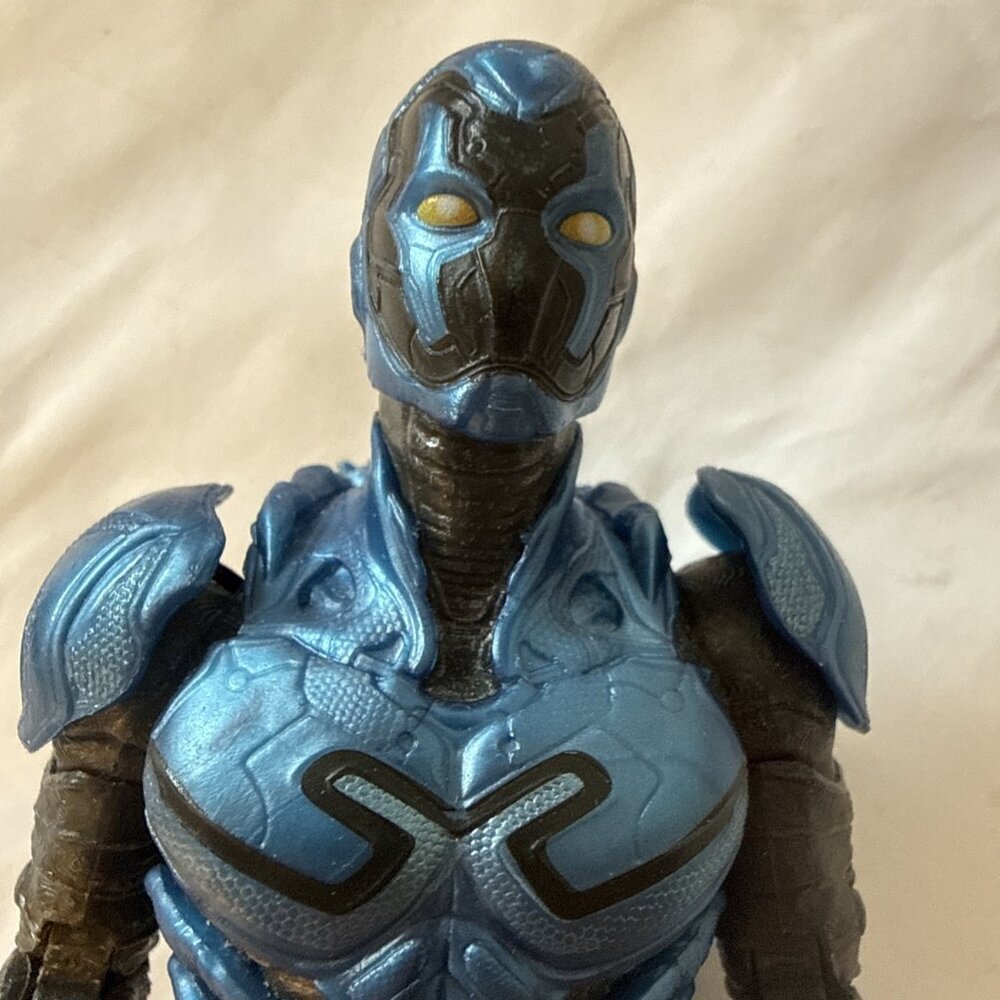 Vintage Batman 1993 Kenner 4.75" Gold Suit / Blue Beetle - Picture 8 of 10